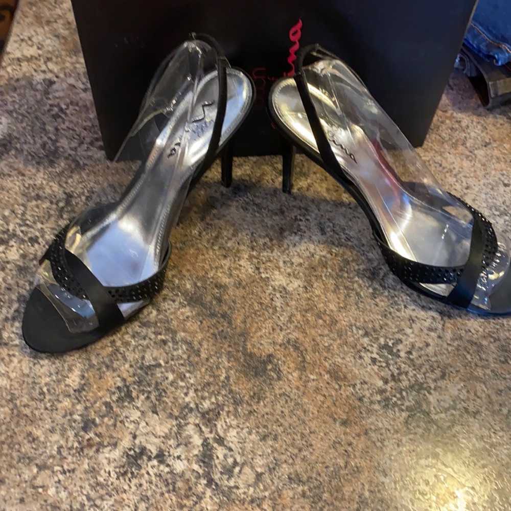 Touch of Winona black 3” sandals